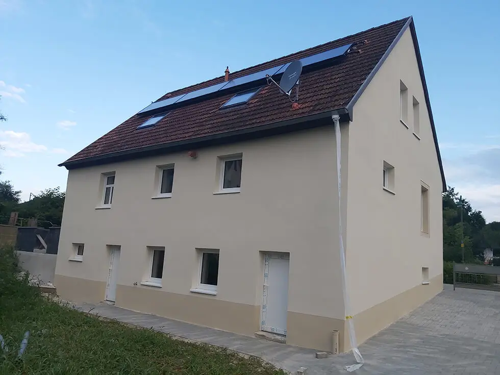 Nachherbild Altbausanierung Wohngebäude - Außenansicht eines Wohnhauses