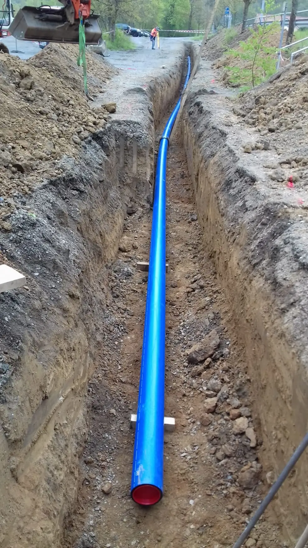 Blaues Abwasserrohr für Neuverlegung Wasserhauptleitung