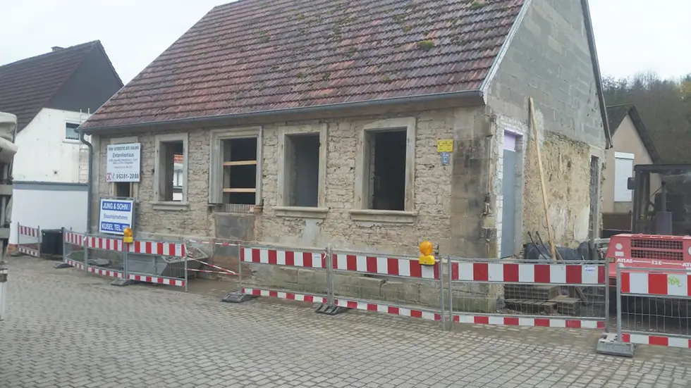 Vorherbild Altbausanierung Wohngebäude - Außenansicht eines Wohnhauses